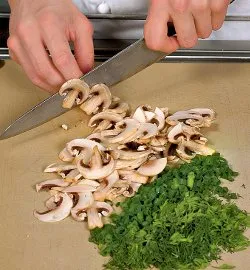 Яєчні смаколики в ніжному грибному соусі: ситна страва з фото за 428 ккал 3