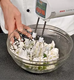 Ніжний сирний рулет з яєць: покроковий рецепт з фото 4