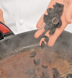 Соковиті м'ясні рулетики з ароматною начинкою: покроковий рецепт з фото 7