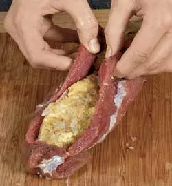 Соковита свиняча вирізка, запечена під сирною скоринкою: простий рецепт з фото 3