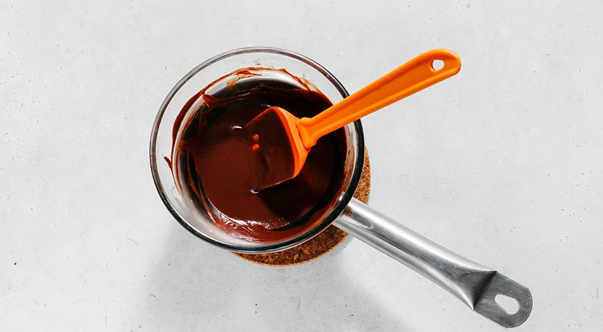 Ніжний шоколадний торт "Усмішка негра" на кефірі: покроковий рецепт з фото 9