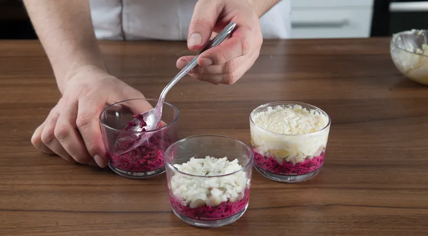 Ніжна оселедець під шубою з яйцем: покроковий рецепт із фото 7