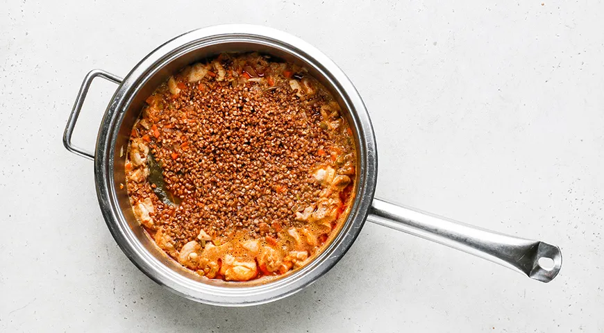 Куряче філе з гречкою та сметаною на сковороді: ніжний смак і ситний обід 6