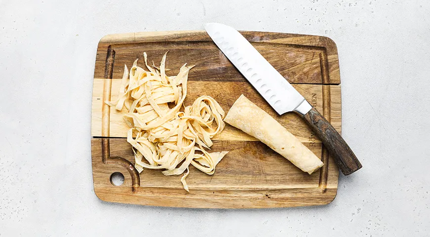 Салат "Загадка" з яєчними млинцями: смачна страва з фото! 4