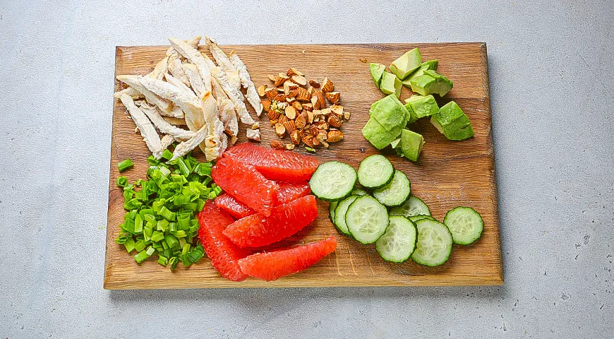 Соковитий салат з куркою, авокадо та грейпфрутом: фоторецепт смаколика на 389 ккал 4