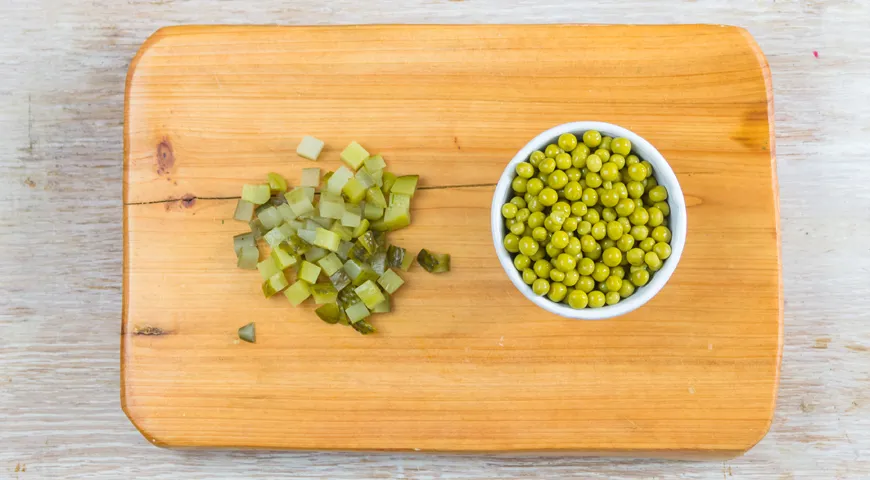 Класичний "Олів'є" по-радянськи: покроковий рецепт неймовірного салату з фото 4