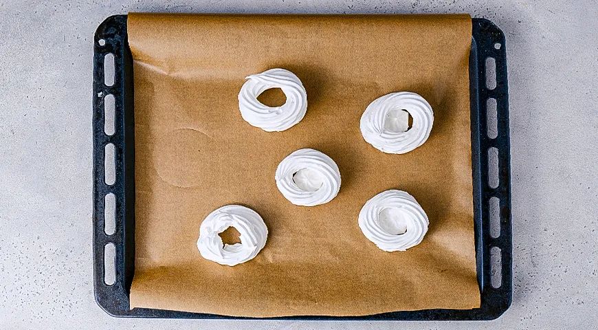 Ніжні міні-Павлови з вершковим сирним кремом: повітряний десерт з фото-інструкцією 3