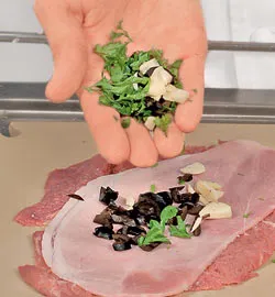 Соковиті м'ясні рулетики з ароматною начинкою: покроковий рецепт з фото 4