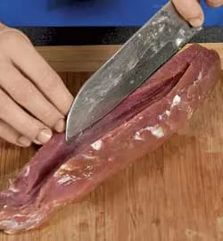 Соковита свиняча вирізка, запечена під сирною скоринкою: простий рецепт з фото 2