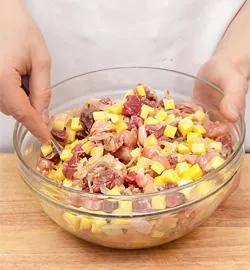 Соковитий пиріг з яловичиною, куркою та гускою: покроковий рецепт із фото 3