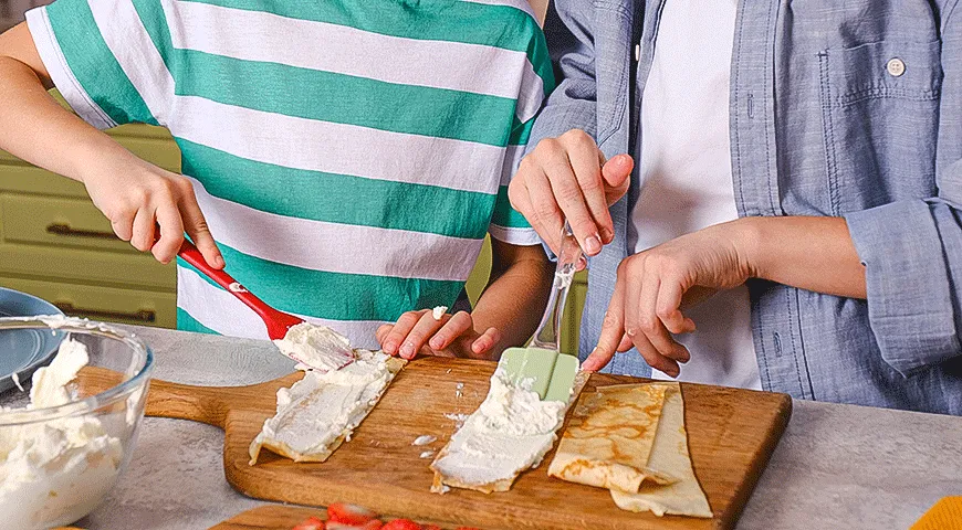 Ніжні млинцеві коржі "Троянда" з фото: легкий десерт на 170 ккал 6