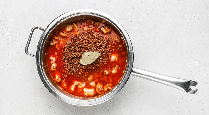 Куряче філе з гречкою та сметаною на сковороді: ніжний смак і ситний обід 5