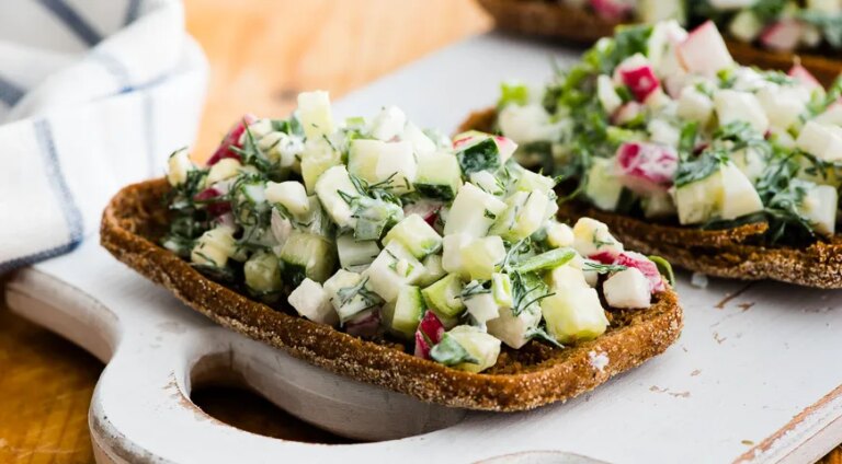 Ніжний весняний салат з редиски: легкий рецепт зі свіжими овочами 9