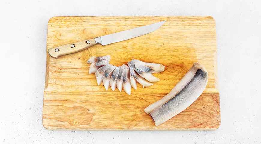 Яйця, фаршировані буряком та оселедцем: ніжний смак та яскравий вигляд! 6