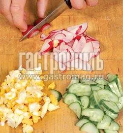 Свіжий весняний салат з редиски, огірків та яєць: легкий рецепт зі смаком 2