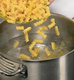 Салат з макаронами та куркою: ситна та смачна страва для вашого столу 3