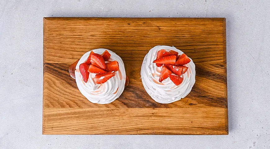 Ніжні міні-Павлови з вершковим сирним кремом: повітряний десерт з фото-інструкцією 6