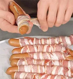 Соковиті сосиски, обгорнуті хрустким беконом із розплавленим сиром: покроковий рецепт із фото 3