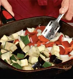 Ароматний салат зі смажених овочів: покроковий рецепт з фото 2