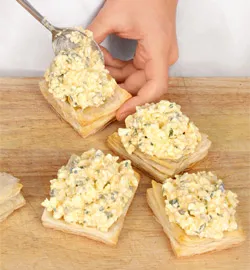 Повітряні слойки з ніжним салатом: покроковий рецепт з фото 7