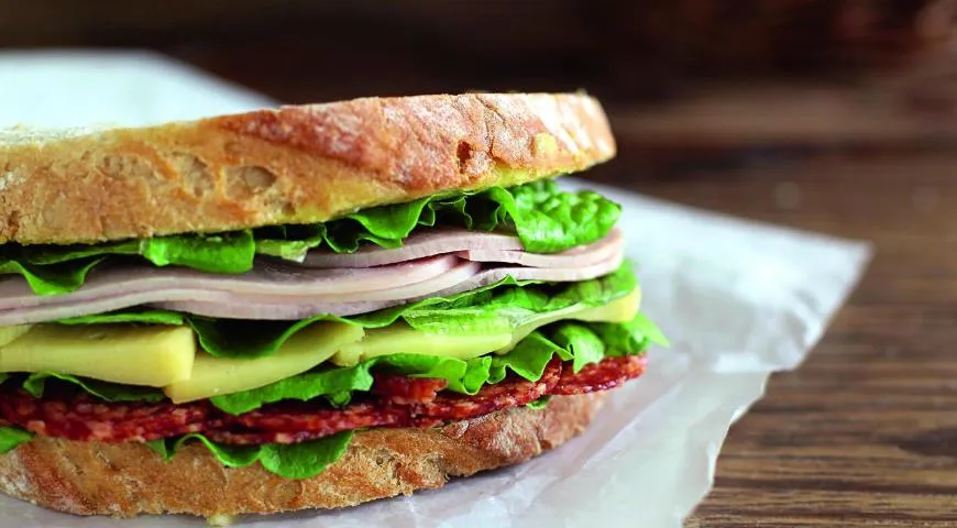 Ситний закритий сендвіч із шинкою та салямі: покроковий рецепт із фото 1