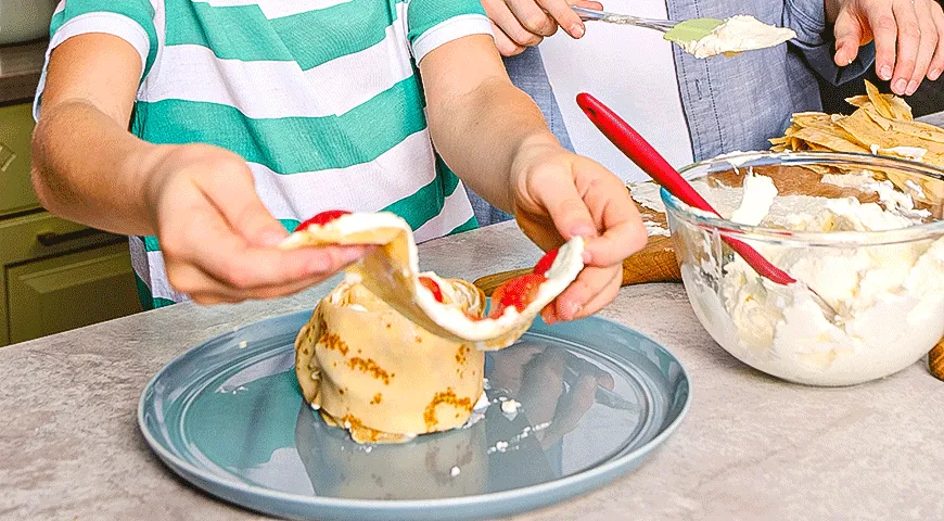 Ніжні млинцеві коржі "Троянда" з фото: легкий десерт на 170 ккал 8