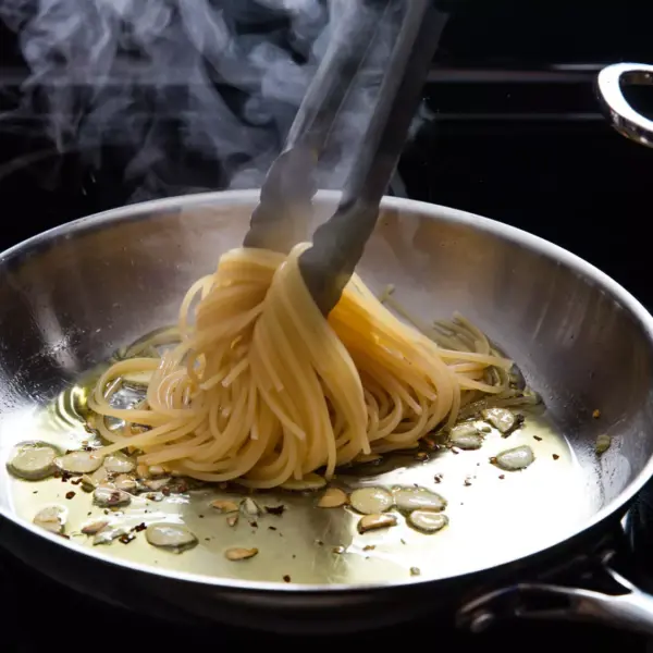 Як правильно відкидати пасту для шовковистої текстури та кращого смаку