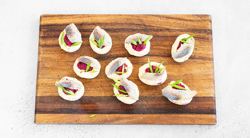 Яйця, фаршировані буряком та оселедцем: ніжний смак та яскравий вигляд! 9