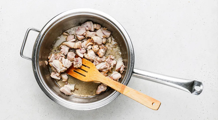 Куряче філе з гречкою та сметаною на сковороді: ніжний смак і ситний обід 3