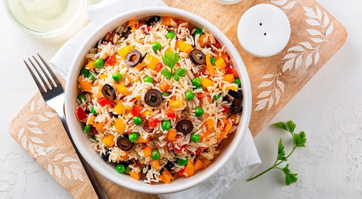 Ніжний рис із замороженими овочами, запечений до золотистої скоринки: простий рецепт з фото 2