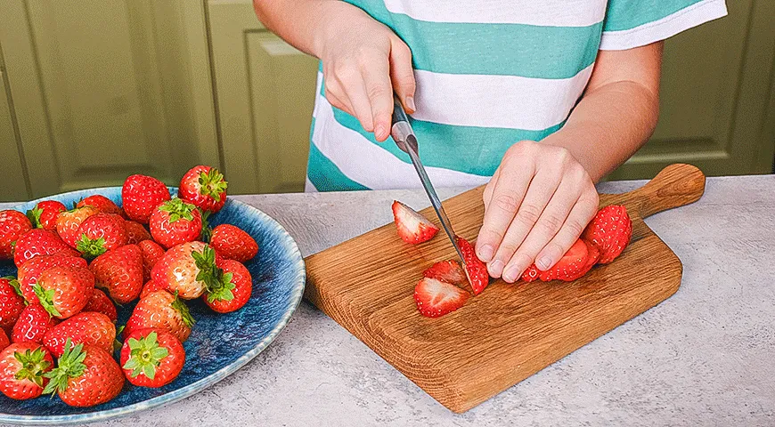 Ніжні млинцеві коржі "Троянда" з фото: легкий десерт на 170 ккал 5