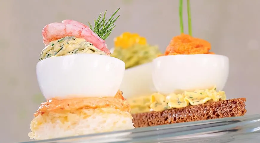 Ніжні фаршировані яйця з креветками: покроковий рецепт із фото