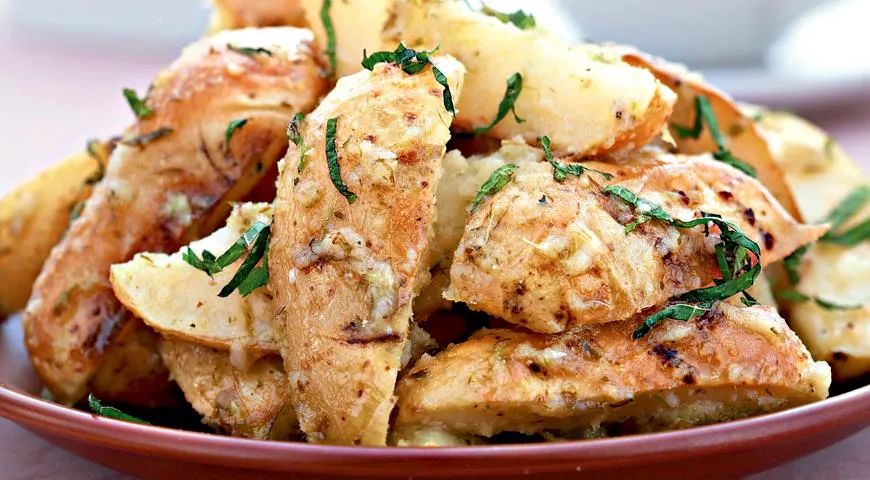 Ароматна картопелька, запечена в духовці з часничком: простий рецепт з фото 1