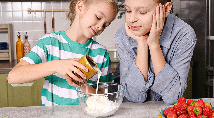 Ніжні млинцеві коржі "Троянда" з фото: легкий десерт на 170 ккал 4