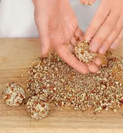 Сирні кульки в горіховій крихті з паличками: смачний рецепт для натхнення 7