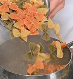 Салат з тунця та пасти: ніжний смак літньої свіжості 29