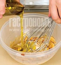 Ситний салат "Цезар" з хрустким беконом та яйцем: покроковий рецепт з фото 2