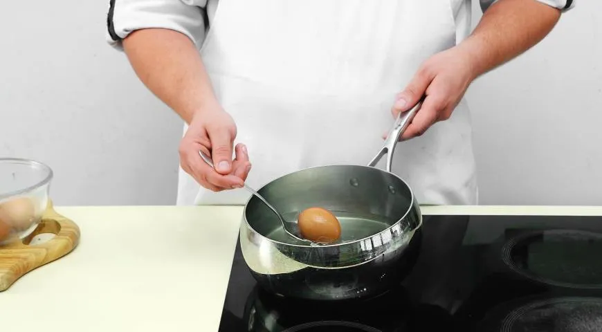 Золотисті тости з яєчнею та хрумким беконом: покроковий рецепт із фото 1