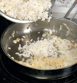 Яєчні смаколики в ніжному грибному соусі: ситна страва з фото за 428 ккал 5