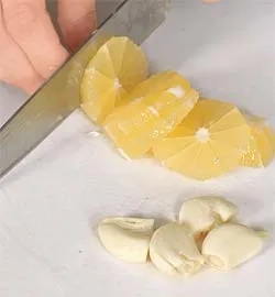 Соковиті сосиски, обгорнуті хрустким беконом із розплавленим сиром: покроковий рецепт із фото 4