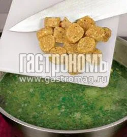 Весняний зелений суп з ароматними галушками: легкий рецепт на 280 ккал 7