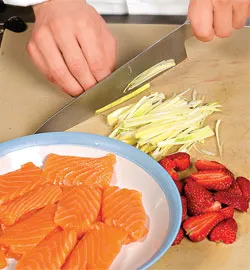 Ароматний салат з копченого лосося, полуниці та кропу: легка насолода з фото-рецептом 2