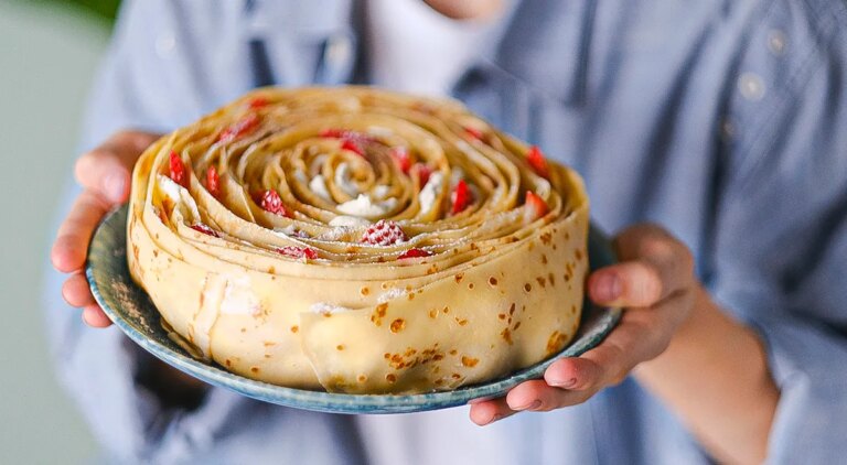 Ніжні млинцеві коржі "Троянда" з фото: легкий десерт на 170 ккал 8