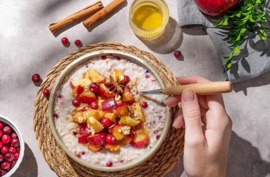 Швидкий сніданок: як приготувати вівсянку з 40 г білка без варіння