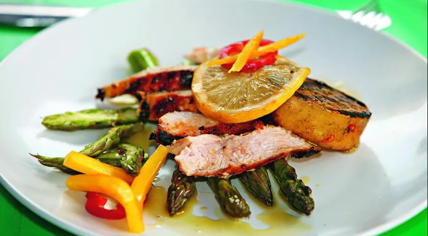 Куряче філе на грилі зі спаржею: легка та поживна страва без зайвих калорій 2