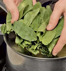 Ніжний крем-суп зі шпинату та кореня селери: легкий рецепт для вашого здоров'я 4