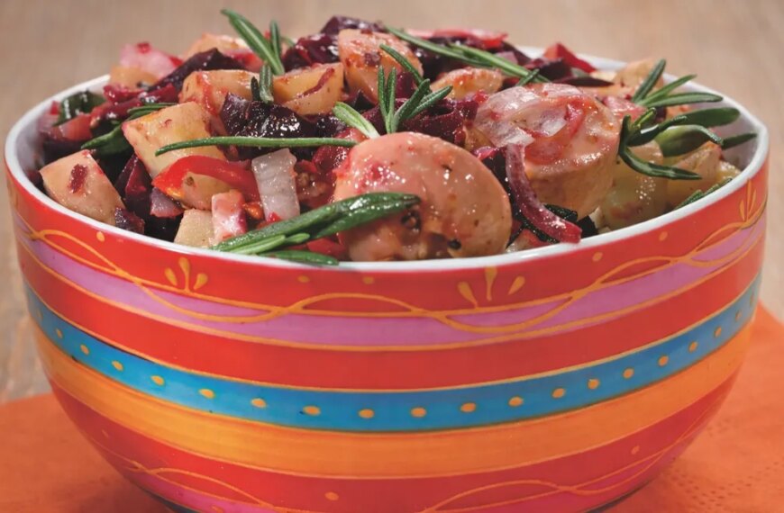 Ніжний картопляний салат із запашними сардельками: покроковий рецепт із фото