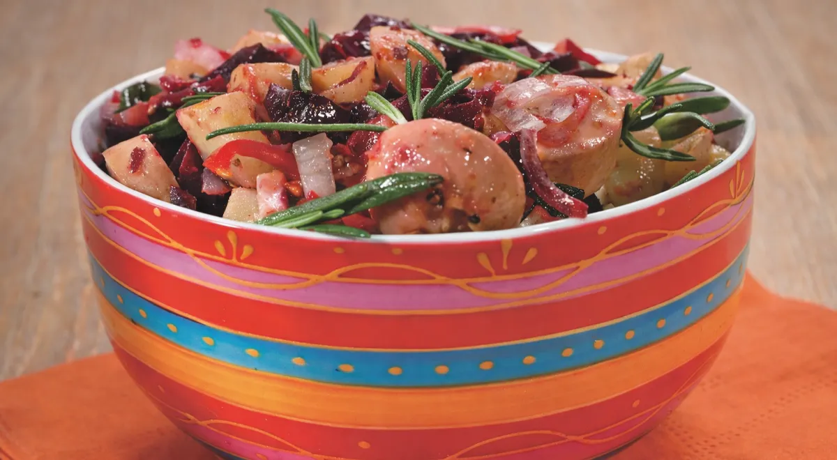 Ніжний картопляний салат із запашними сардельками: покроковий рецепт із фото 1