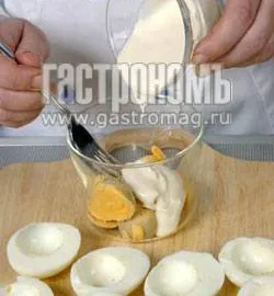 Ніжні фаршировані яйця з креветками: покроковий рецепт із фото 3