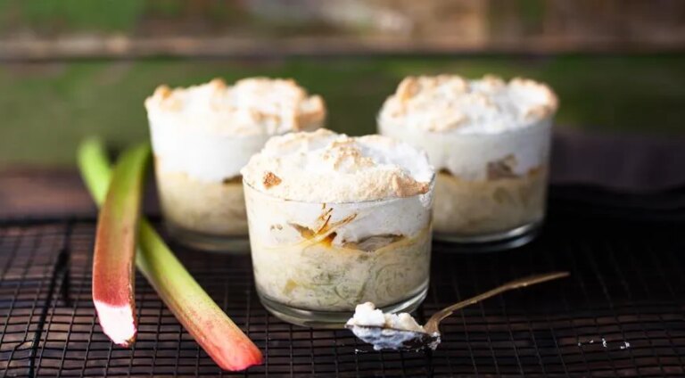 Соковитий десерт з ревеню з повітряними безе: вишуканий рецепт з фото 35